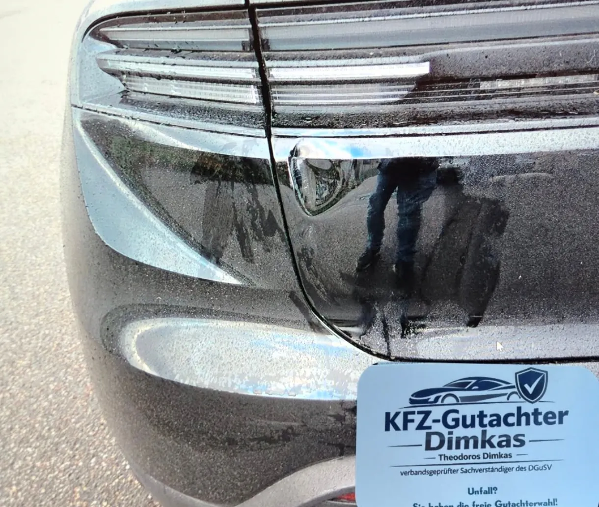 Detailaufnahme eines Parkschadens am Fahrzeugheck